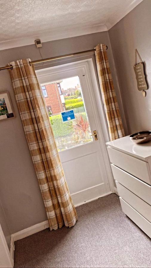 Sunnyside - Large Seaside Home With Views And Hot Tub Prestatyn Exterior photo