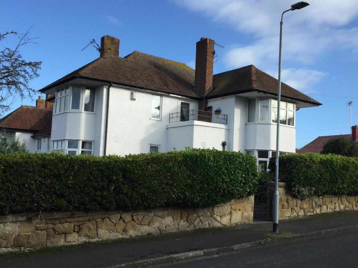 Sunnyside - Large Seaside Home With Views And Hot Tub Prestatyn Exterior photo